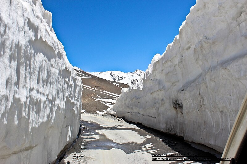 Breathtaking view of the snow-covered Rohtang Pass, a popular destination for adventure activities like skiing and snowboarding in Manali